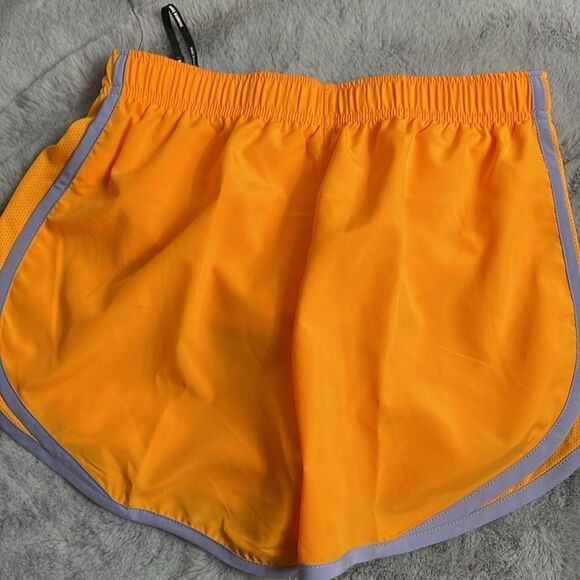 🔥 NWT Nike Dri-FIT Tempo Training Shorts | Women’s Small 🔥 - Picture 2 of 12